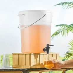 Drikkevaredispenser 5 gallon, plastikjuicedispenser med tap og låg, iste-limonadesaftvandsdispenser til fester, holdbar og praktisk