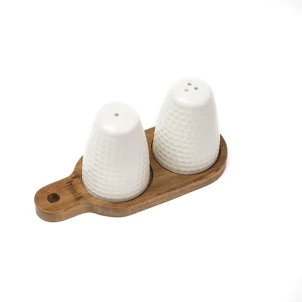 Salt- & Peberstrøere>Et sæt salt og peber shakers på et akaciebræt