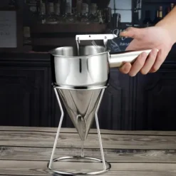 Køkkentragt i rustfrit stål med stativ - perfekt til bagning, saucer og cremer Outlet