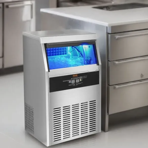 Kommerciel ismaskine med fritstående kabinet, laver 130 lbs isterninger på 24 timer. Perfekt til restaurant og fest! Sale