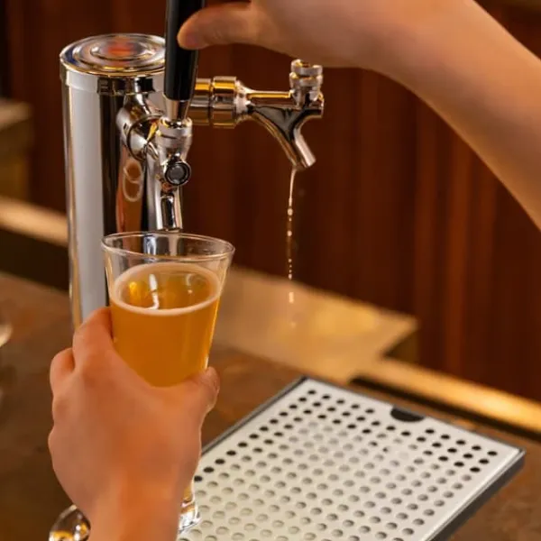 Bordskånere Til Glas>Øl drypbakke i 304 rustfrit stål til Kegerator med skridsikre puder for optimal stabilitet og funktionalitet.