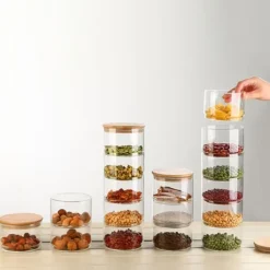 Lagdelte glasopbevaringskrukker til snacks og tørret frugt, salatskål i glas med låg Discount