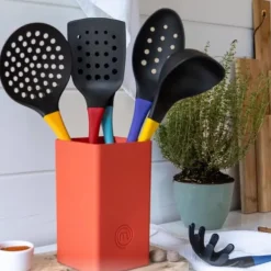 Køkkenudstyrssæt>Masterchef-kogegrej 6 dele i stativ - farverigt - Kendt fra MasterChef Danmark