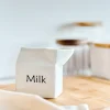 Kaffe- & Tekander>Mælkekande | NELSON | hvid med indskrift | 0,2 l | 889917