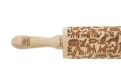 MoodForWood Trækagerulle, Graveret, 43 cm med Håndtag, Perfekt til Bagning - Hundemønster Online