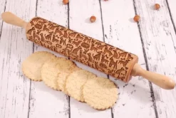 MoodForWood Trækagerulle, Graveret, 43 cm med Håndtag, Perfekt til Bagning - Hundemønster Online