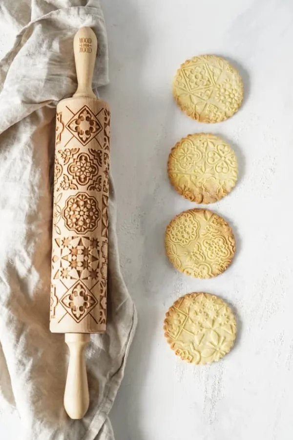 Kageruller>MoodForWood Trækagerulle, Graveret, 43 cm med Håndtag, Perfekt til Bagning - Azulejos Mønster
