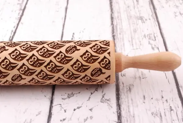 MoodForWood Trækagerulle, Graveret, 43 cm med Håndtag, Perfekt til Bagning - Uglemønster Outlet