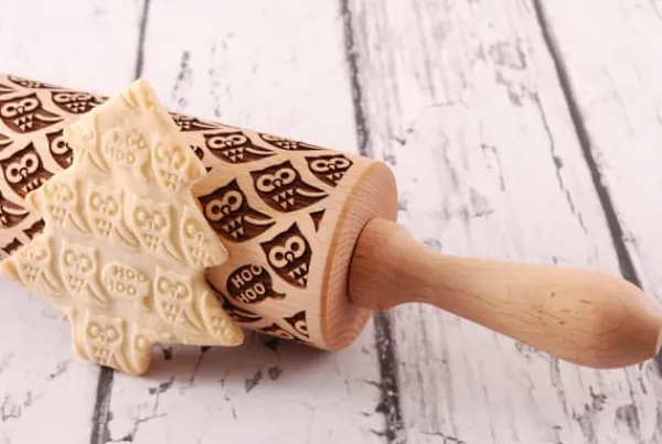 MoodForWood Trækagerulle, Graveret, 43 cm med Håndtag, Perfekt til Bagning - Uglemønster Outlet