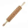 MoodForWood Trækagerulle, Graveret, 43 cm med Håndtag, Perfekt til Bagning - Egernmønster Online