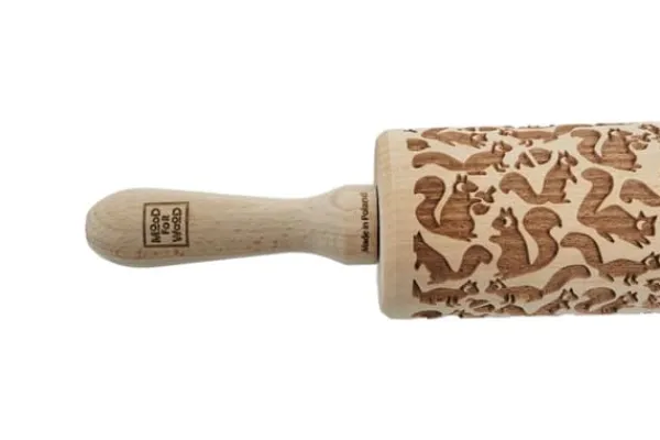 MoodForWood Trækagerulle, Graveret, 43 cm med Håndtag, Perfekt til Bagning - Egernmønster Online