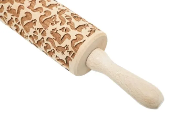 MoodForWood Trækagerulle, Graveret, 43 cm med Håndtag, Perfekt til Bagning - Egernmønster Online