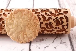 MoodForWood Trækagerulle, Graveret, 43 cm med Håndtag, Perfekt til Bagning - Egernmønster Online