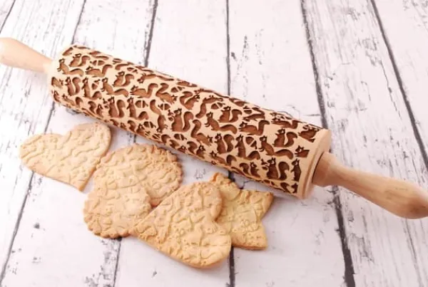 MoodForWood Trækagerulle, Graveret, 43 cm med Håndtag, Perfekt til Bagning - Egernmønster Online