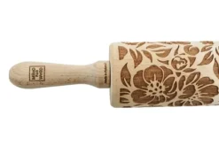 MoodForWood Trækagerulle, Graveret, 43 cm med Håndtag, Perfekt til Bagning - Vilde Roser Mønster Outlet