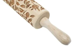 MoodForWood Trækagerulle, Graveret, 43 cm med Håndtag, Perfekt til Bagning - Vilde Roser Mønster Outlet