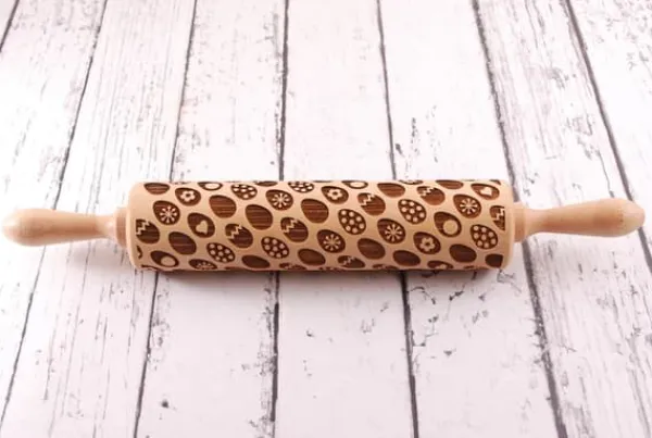 Kageruller>MoodForWood Trækagerulle, Graveret, 43 cm med Håndtag, Perfekt til Bagning - Påskeægsmønster