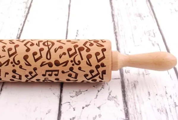 Kageruller>MoodForWood Trækagerulle, Graveret, 43 cm med Håndtag, Perfekt til Bagning - Musik og Noder Mønster