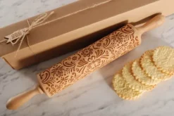 MoodForWood Trækagerulle, Graveret, 43 cm med Håndtag, Perfekt til Bagning - Rosemaling Mønster Sale