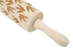 MoodForWood Trækagerulle, Graveret, 43 cm med Håndtag, Perfekt til Bagning - Svalemønster Clearance