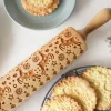 MoodForWood Trækagerulle, Graveret, 43 cm med Håndtag, Perfekt til Bagning - Rensdyrmønster Discount