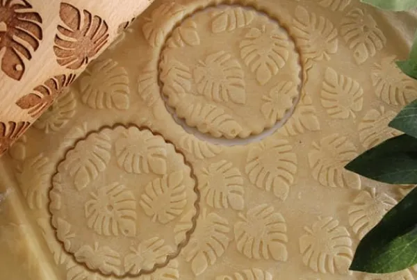 MoodForWood Trækagerulle, Graveret, 43 cm med Håndtag, Perfekt til Bagning - Monstera Mønster Clearance