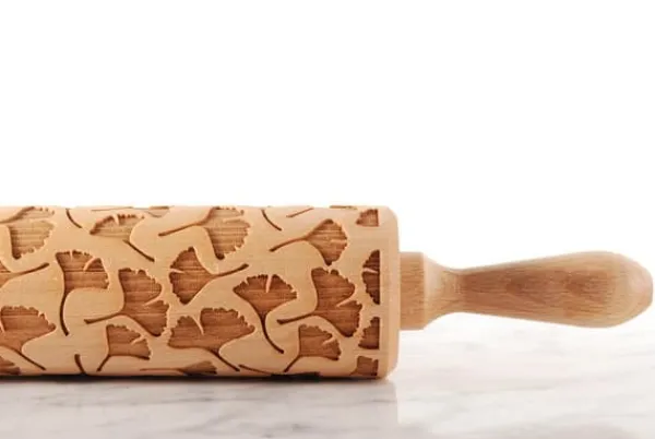 Kageruller>MoodForWood Trækagerulle, Graveret, 43 cm med Håndtag, Perfekt til Bagning - Ginko Biloba Mønster