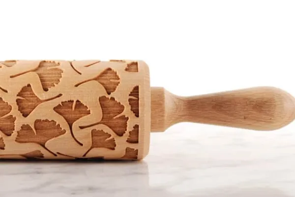 Kageruller>MoodForWood Trækagerulle, Graveret, 43 cm med Håndtag, Perfekt til Bagning - Ginko Biloba Mønster