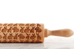 MoodForWood Trækagerulle, Graveret, 43 cm med Håndtag, Perfekt til Bagning - Kaninmønster Hot
