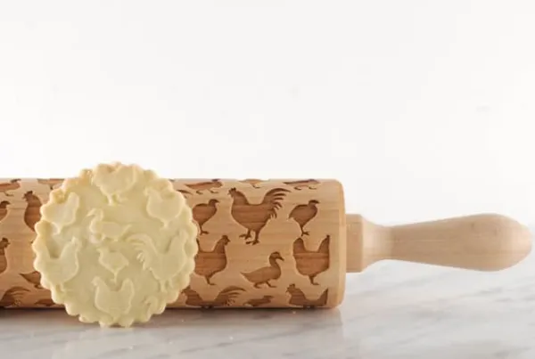 MoodForWood Trækagerulle, Graveret, 43 cm med Håndtag, Perfekt til Bagning - Fjerkræmønster