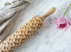MoodForWood Trækagerulle, Graveret, 43 cm med Håndtag, Perfekt til Bagning - Komønster Online