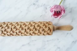 MoodForWood Trækagerulle, Graveret, 43 cm med Håndtag, Perfekt til Bagning - Komønster Online