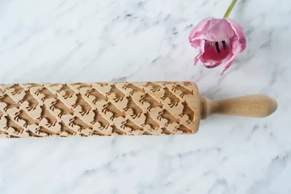 MoodForWood Trækagerulle, Graveret, 43 cm med Håndtag, Perfekt til Bagning - Komønster Online