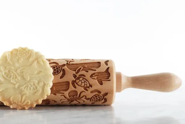 Kageruller>MoodForWood Trækagerulle, Graveret, 43 cm med Håndtag, Perfekt til Bagning - Havmønster