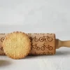 MoodForWood Trækagerulle, Graveret, 43 cm med Håndtag, Perfekt til Bagning - Cykelmønster Online