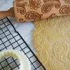 Kageruller>MoodForWood Trækagerulle, Præget, 43 cm med Håndtag, Perfekt til Bagning - Paisley Mønster