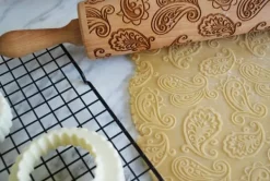 Kageruller>MoodForWood Trækagerulle, Præget, 43 cm med Håndtag, Perfekt til Bagning - Paisley Mønster