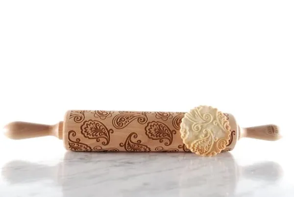 Kageruller>MoodForWood Trækagerulle, Præget, 43 cm med Håndtag, Perfekt til Bagning - Paisley Mønster
