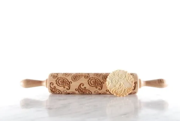 Kageruller>MoodForWood Trækagerulle, Præget, 43 cm med Håndtag, Perfekt til Bagning - Paisley Mønster