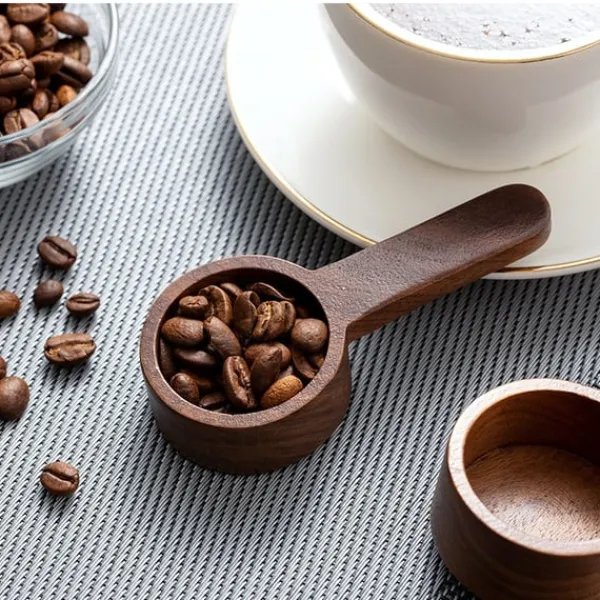 Multifunktionel Kaffemåleske i Valnøddetræ med Kort Håndtag og Lædersnor - Perfekt til Kaffeelskere New