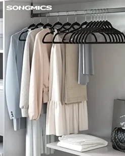 Songmics fløjlbøjler, sæt med 20 tøjfrakkehænger, skridsikre, med bindestang og 360 ° drejekrog, sort Sale