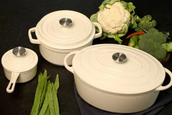 Gryder, Stegepander Og Kasseroller>Tierra Oval Støbejernsgryde 34cm 6,5L Cremefarvet NOIS